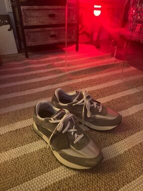 Off-White Men's Gray and White Sneakers